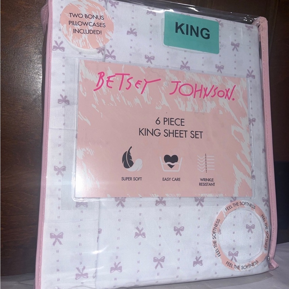 Betsey Johnson king sheet set pink bows